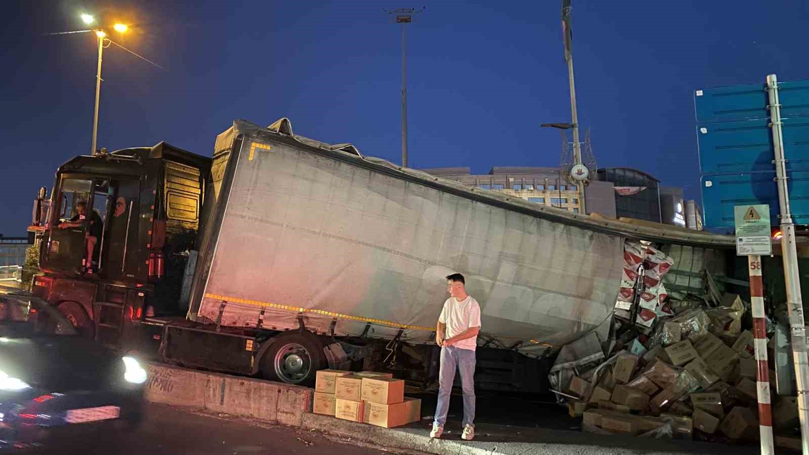 Kağıthane’de virajı alamayan tırın dorsesi yan yattı, tonlarca ürün yola saçıldı
