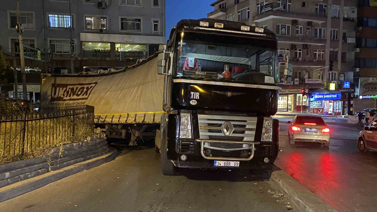 Kağıthane’de virajı alamayan tırın dorsesi yan yattı, tonlarca ürün yola saçıldı
