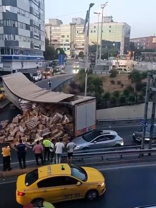 Kağıthane’de virajı alamayan tırın dorsesi yan yattı, tonlarca ürün yola saçıldı
