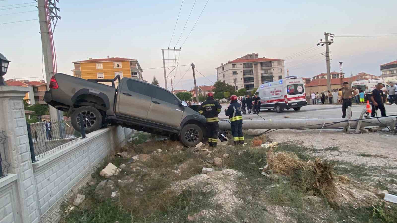 Direğe çarpan pikap bahçe duvarında asılı kaldı, sürücü yaralandı
