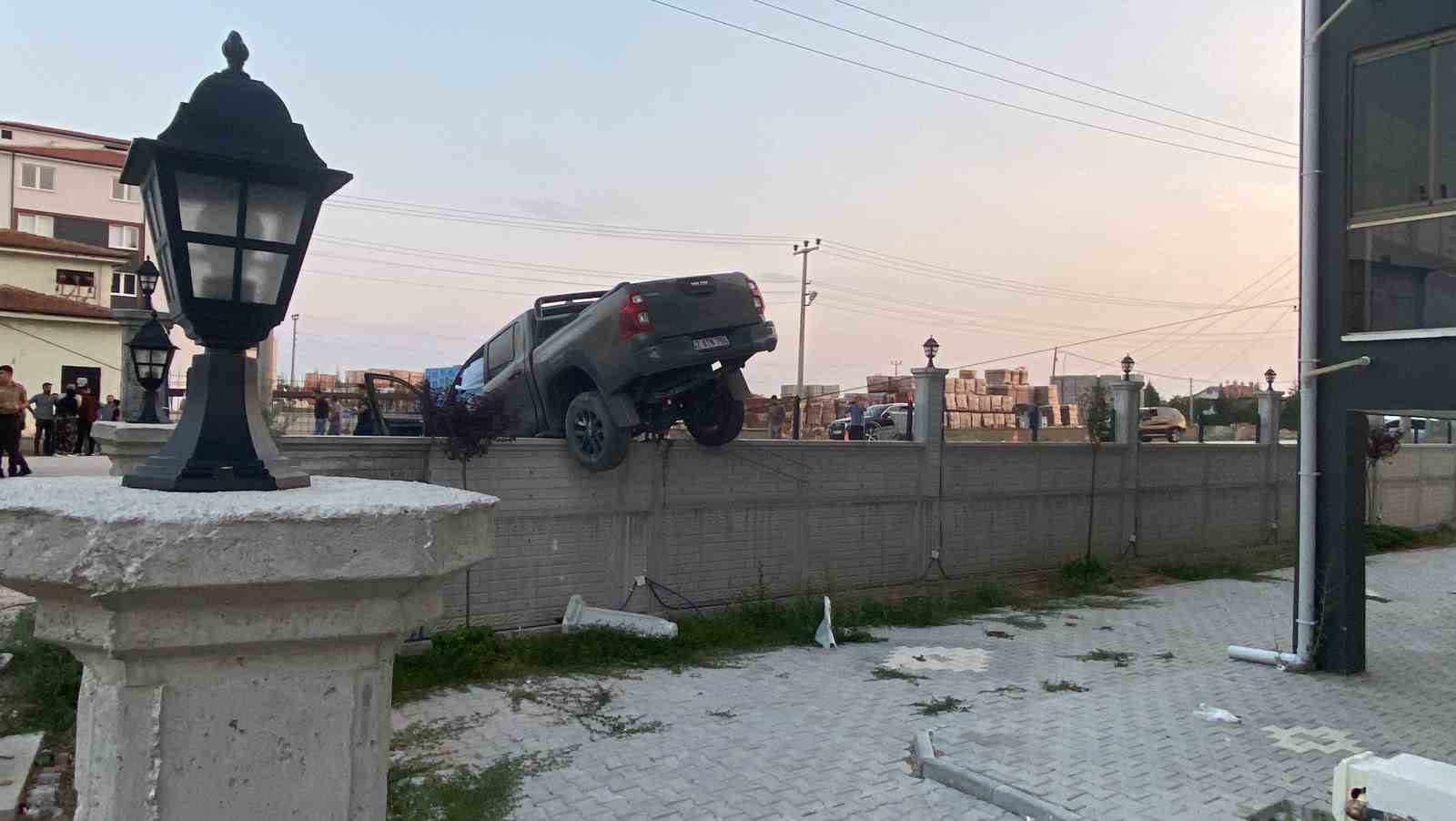 Direğe çarpan pikap bahçe duvarında asılı kaldı, sürücü yaralandı
