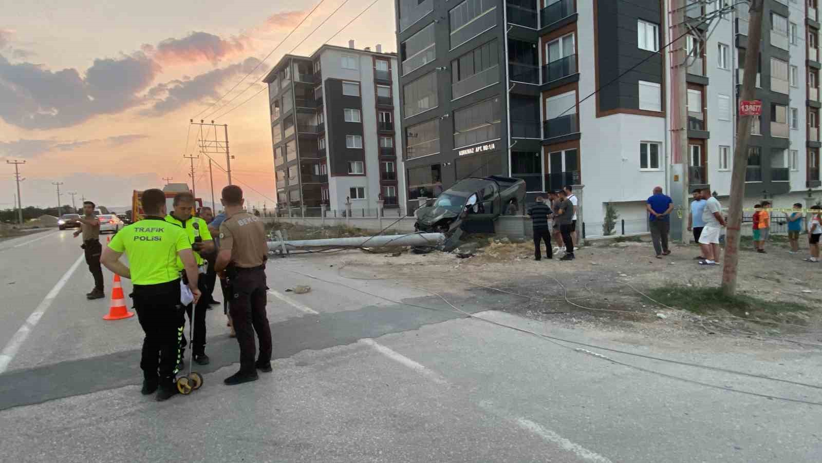 Direğe çarpan pikap bahçe duvarında asılı kaldı, sürücü yaralandı
