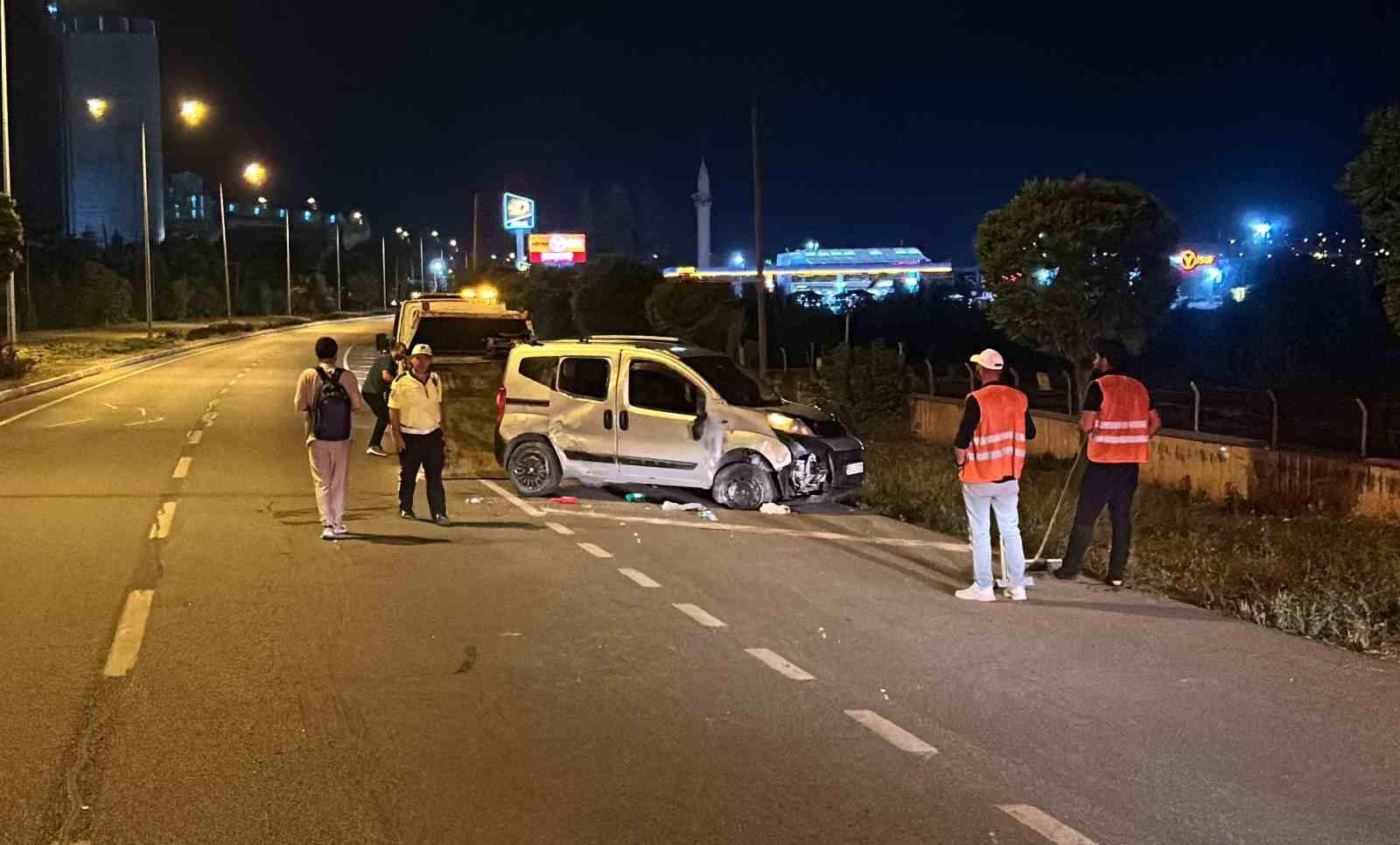 Hafif ticari araç yan yatıp 30 metre sürüklendi: 3 yaralı
