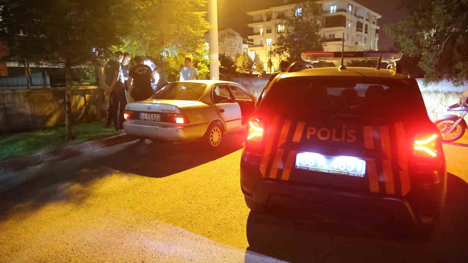 Aksaray’da film sahnelerini aratmayan polis-şüpheli kovalamacası kamerada
