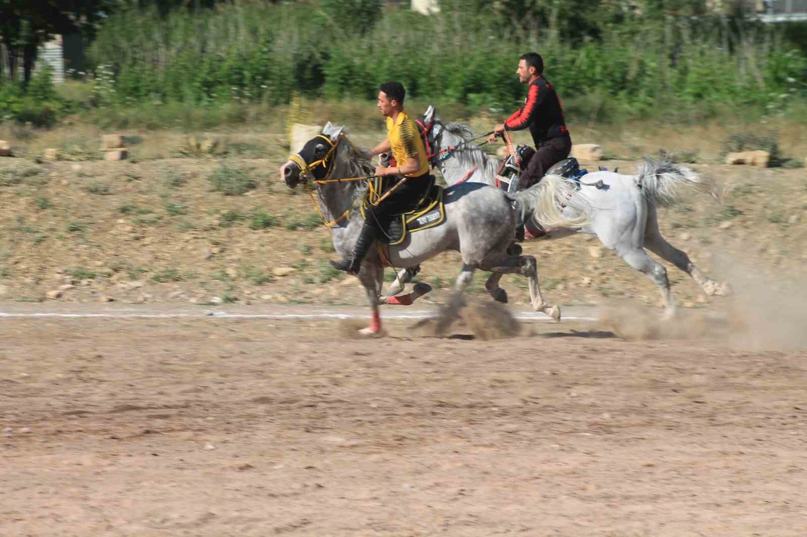 Cirit müsabakasında atlar çarpıştı yürekler ağızlara geldi
