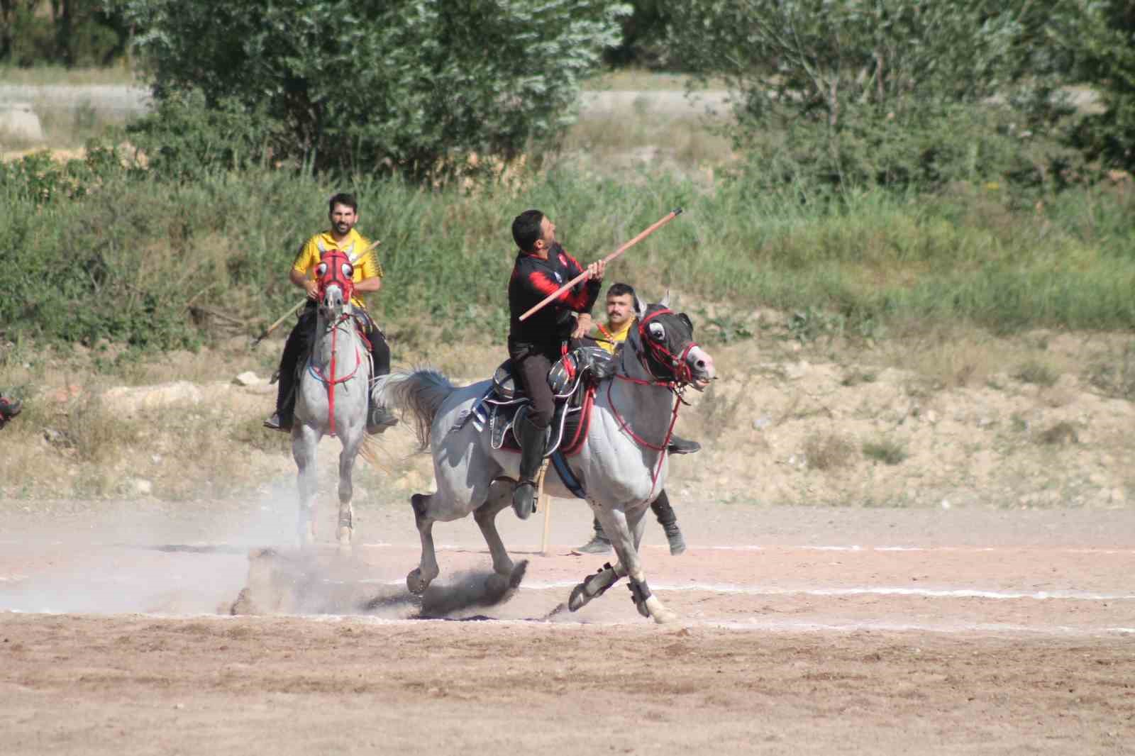 Cirit müsabakasında atlar çarpıştı yürekler ağızlara geldi
