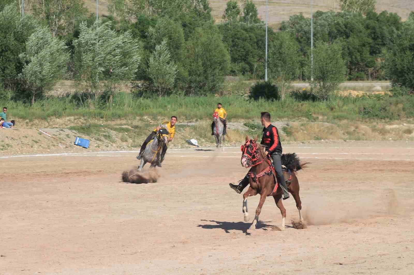 Cirit müsabakasında atlar çarpıştı yürekler ağızlara geldi
