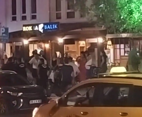 Çılgına dönen grubu polis bile ayıramadı, kimse kavganın sebebini anlamadı
