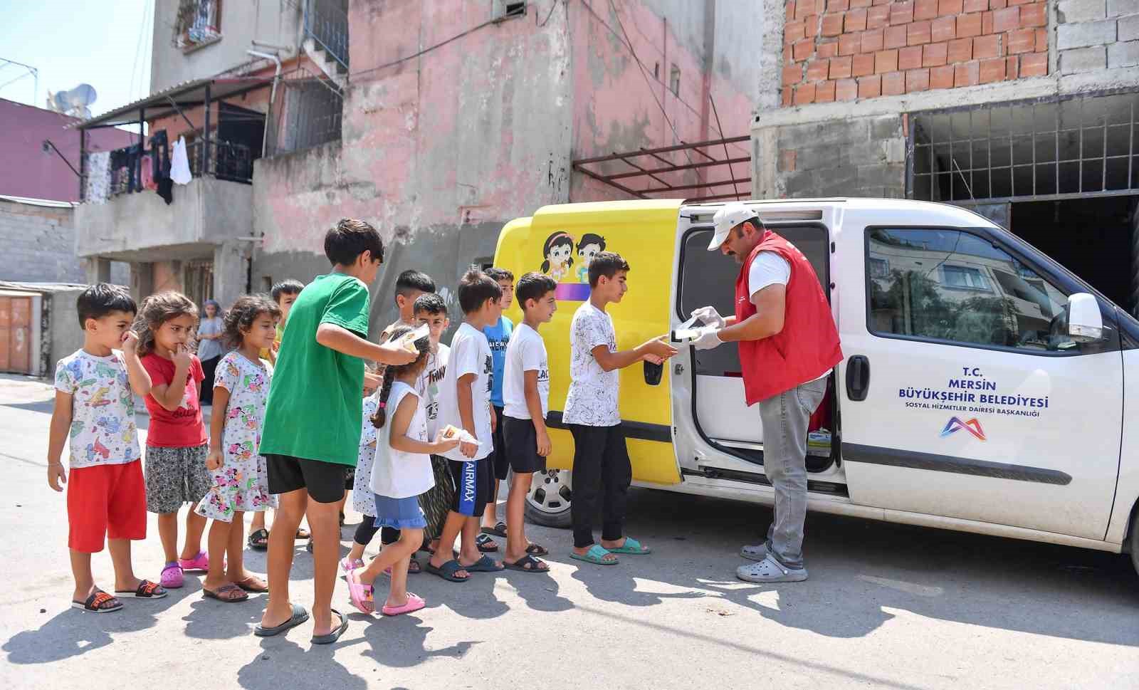 Mersin’de çocuklara limonlu dondurma ikram ediliyor
