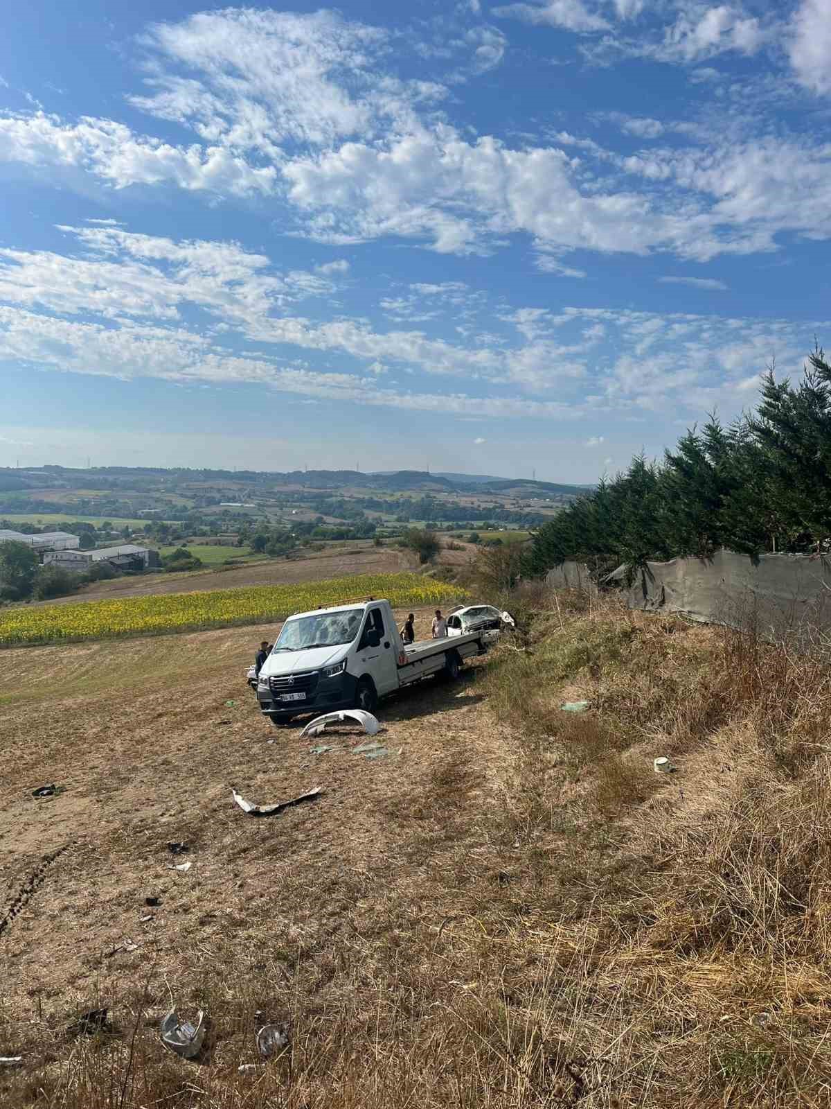 Sakarya’da taklalar atan otomobil hurdaya döndü: 1 ölü, 1 yaralı
