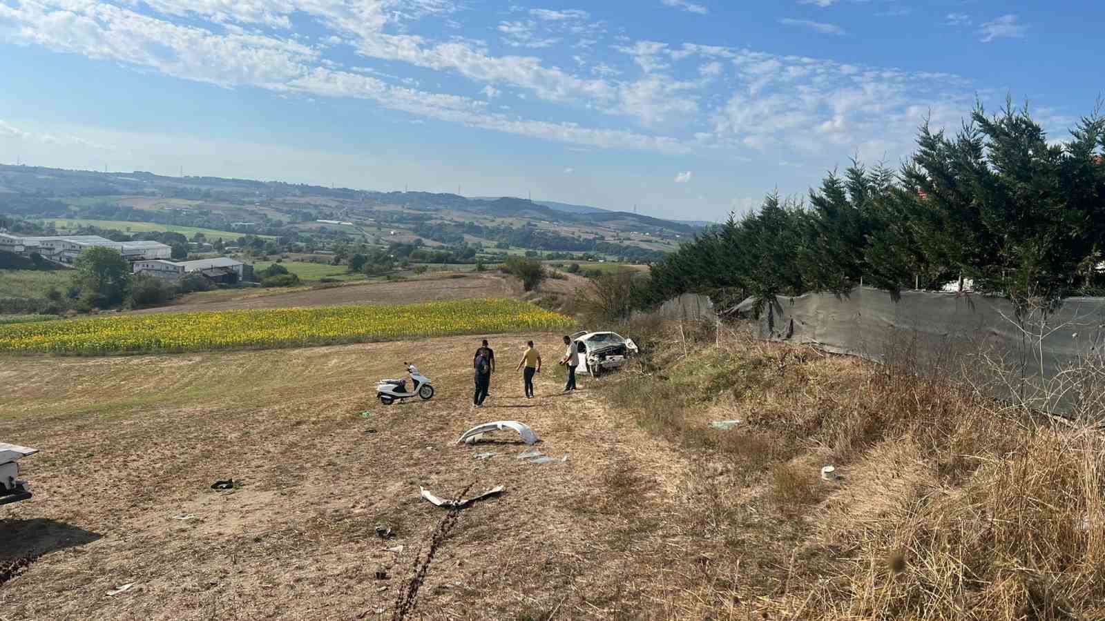 Sakarya’da taklalar atan otomobil hurdaya döndü: 1 ölü, 1 yaralı
