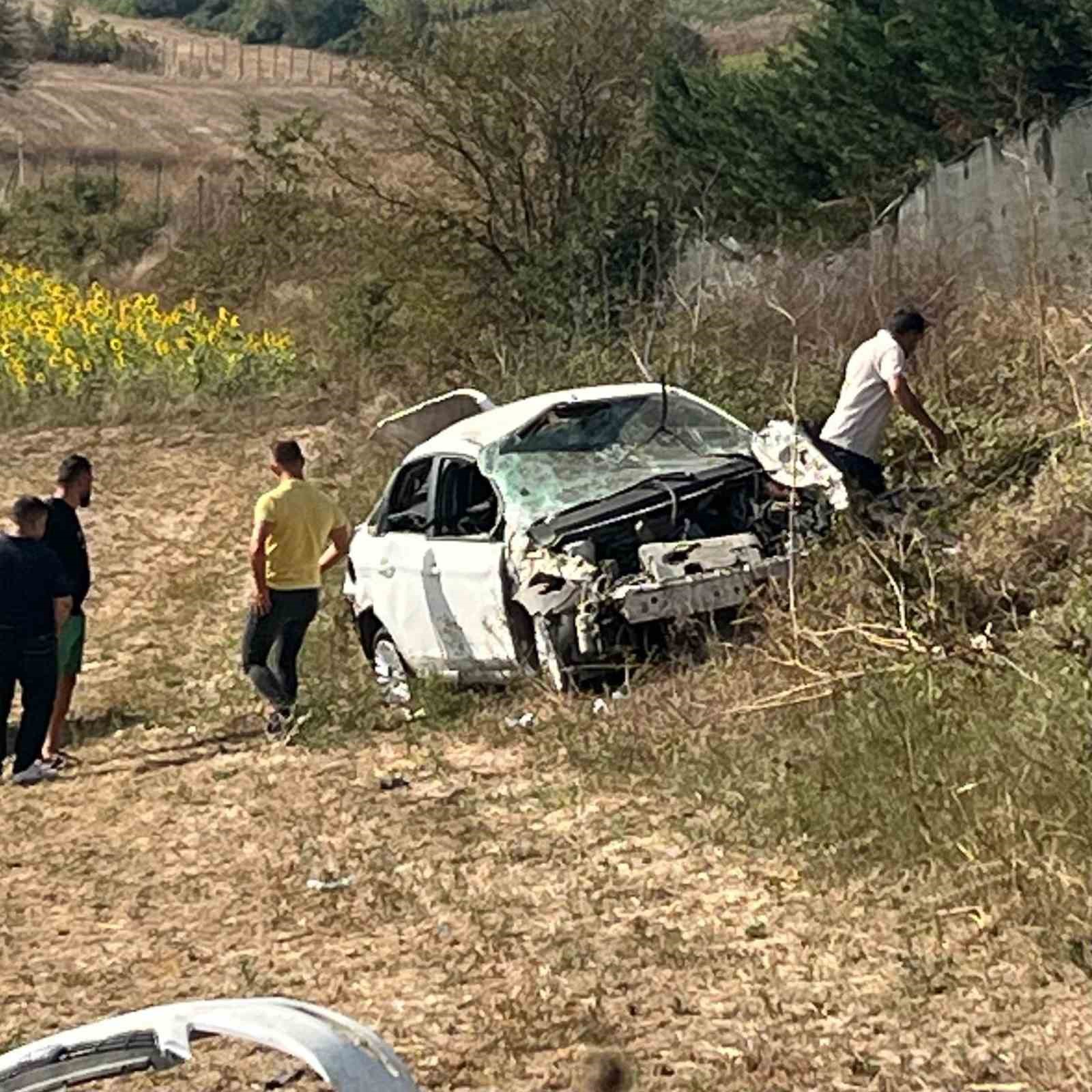 Sakarya’da taklalar atan otomobil hurdaya döndü: 1 ölü, 1 yaralı
