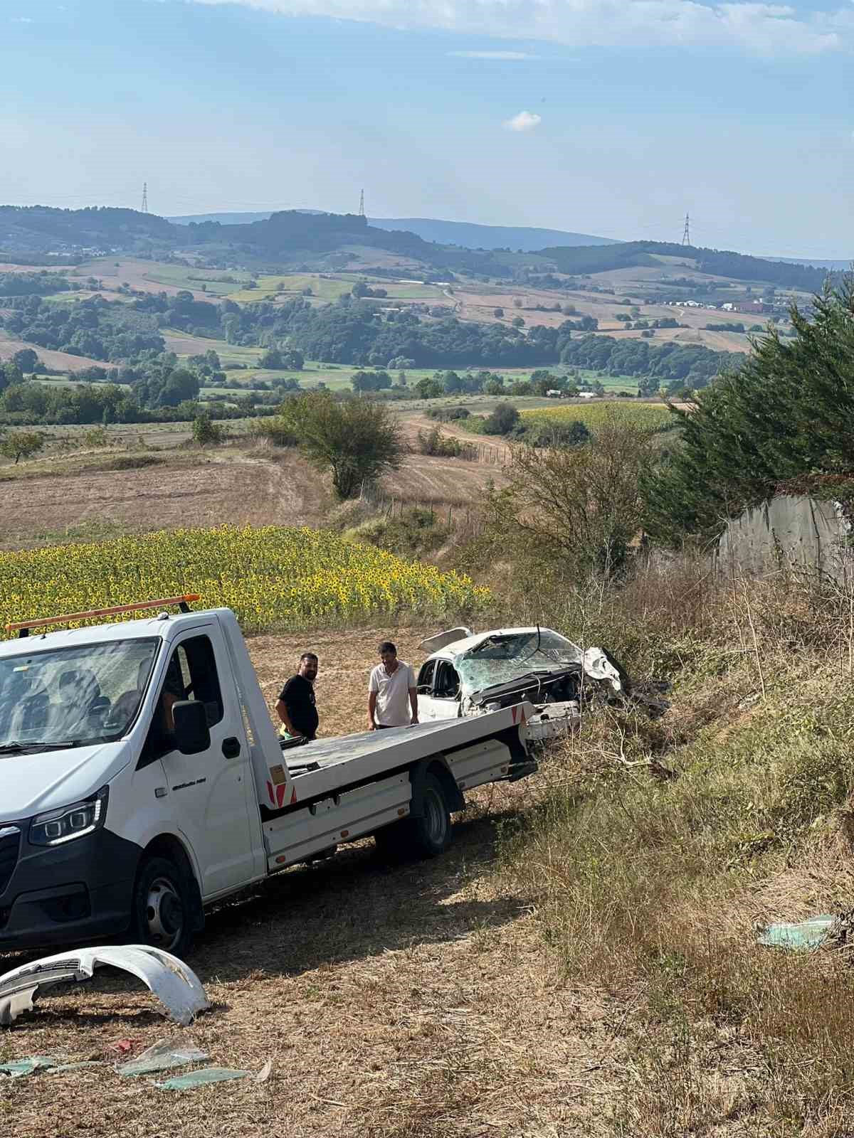 Sakarya’da taklalar atan otomobil hurdaya döndü: 1 ölü, 1 yaralı
