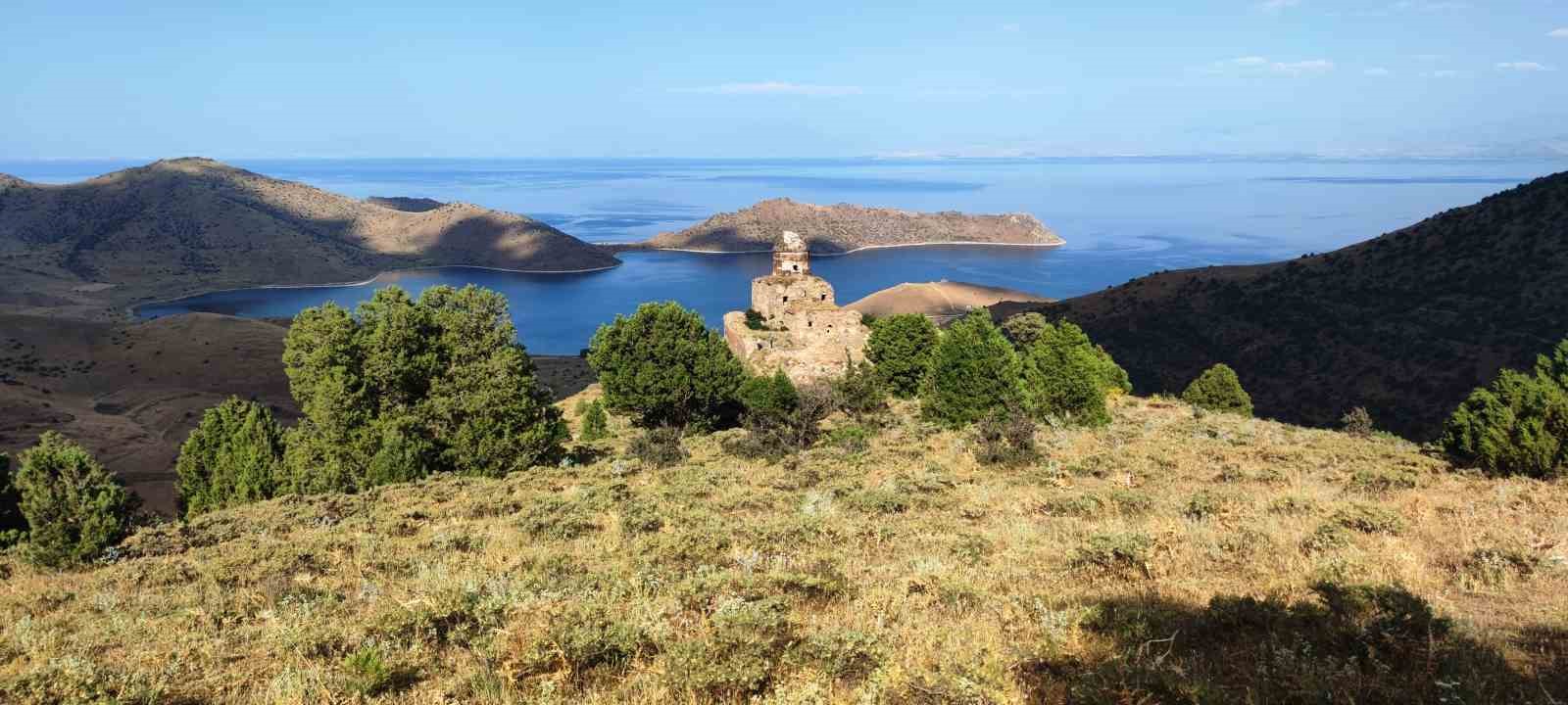 Kaçak kazı yapanlar tarihi kiliseyi tahrip etti
