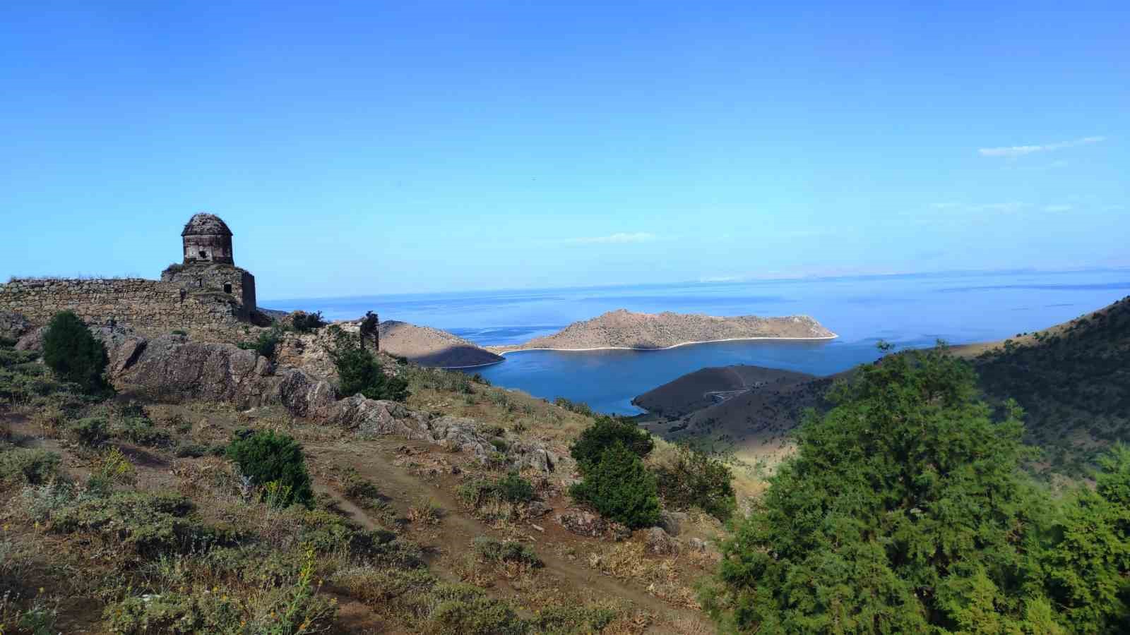 Kaçak kazı yapanlar tarihi kiliseyi tahrip etti
