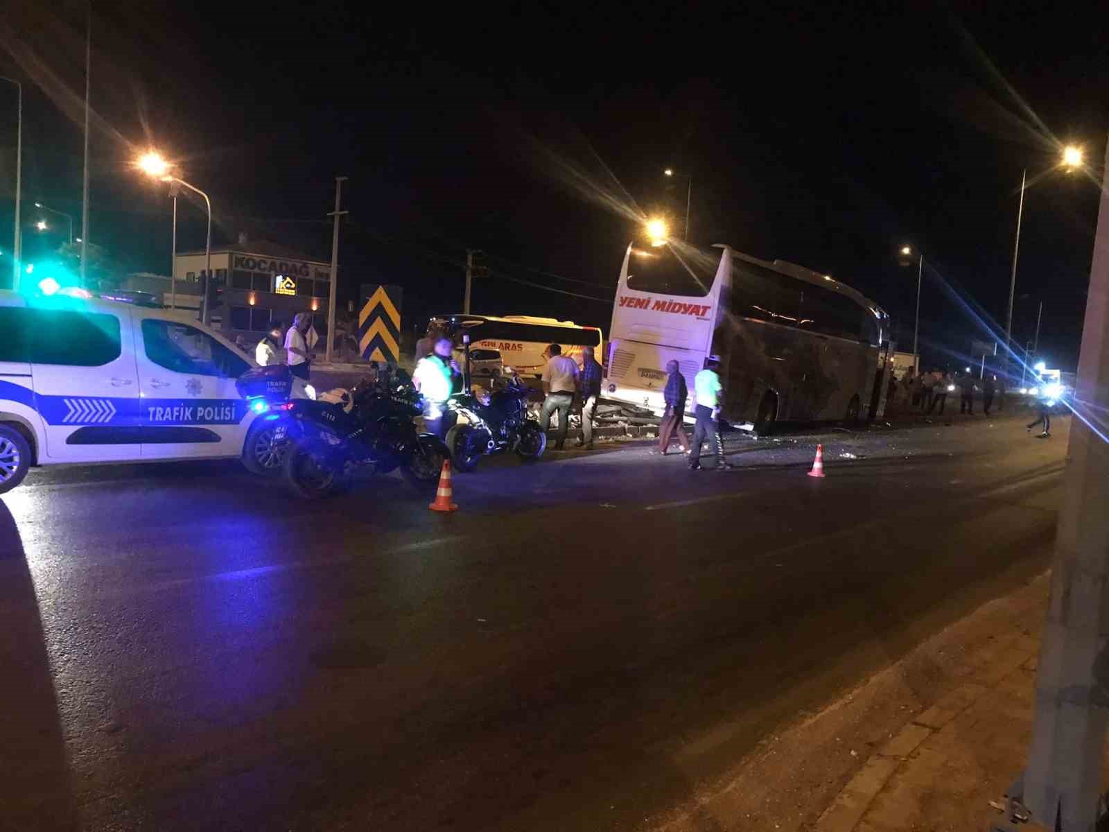 Konya’da 2 yolcu otobüsünün karıştığı kaza kimsenin burnu kanamadan atlatıldı
