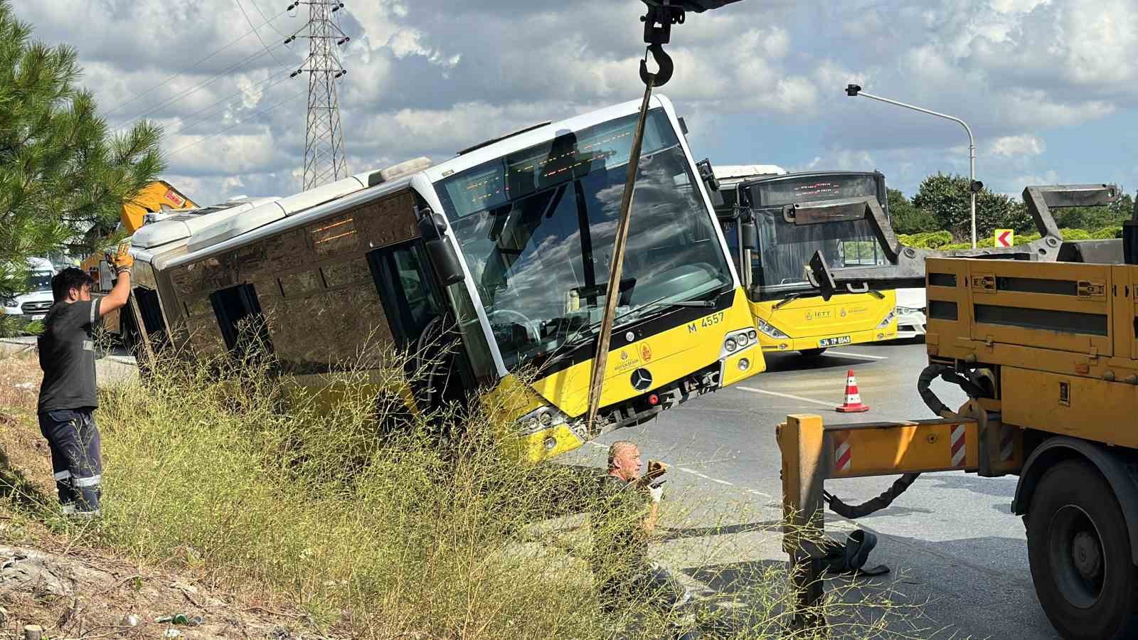 Arnavutköy’de İETT otobüsü su gideri kanalına düştü, faciadan kıl payı dönüldü
