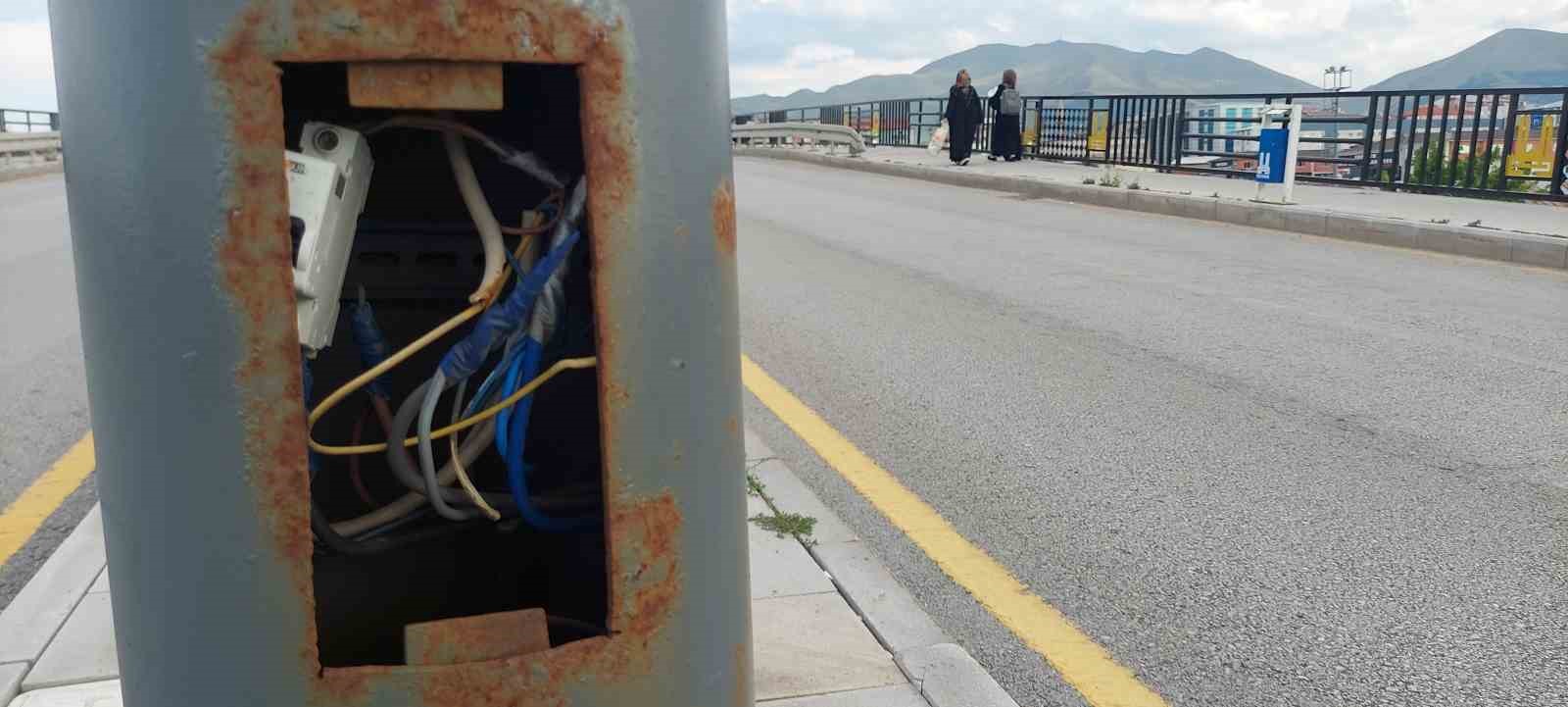 Erzurum’da yol ortasındaki açık elektrik kabloları büyük tehlike oluşturuyor
