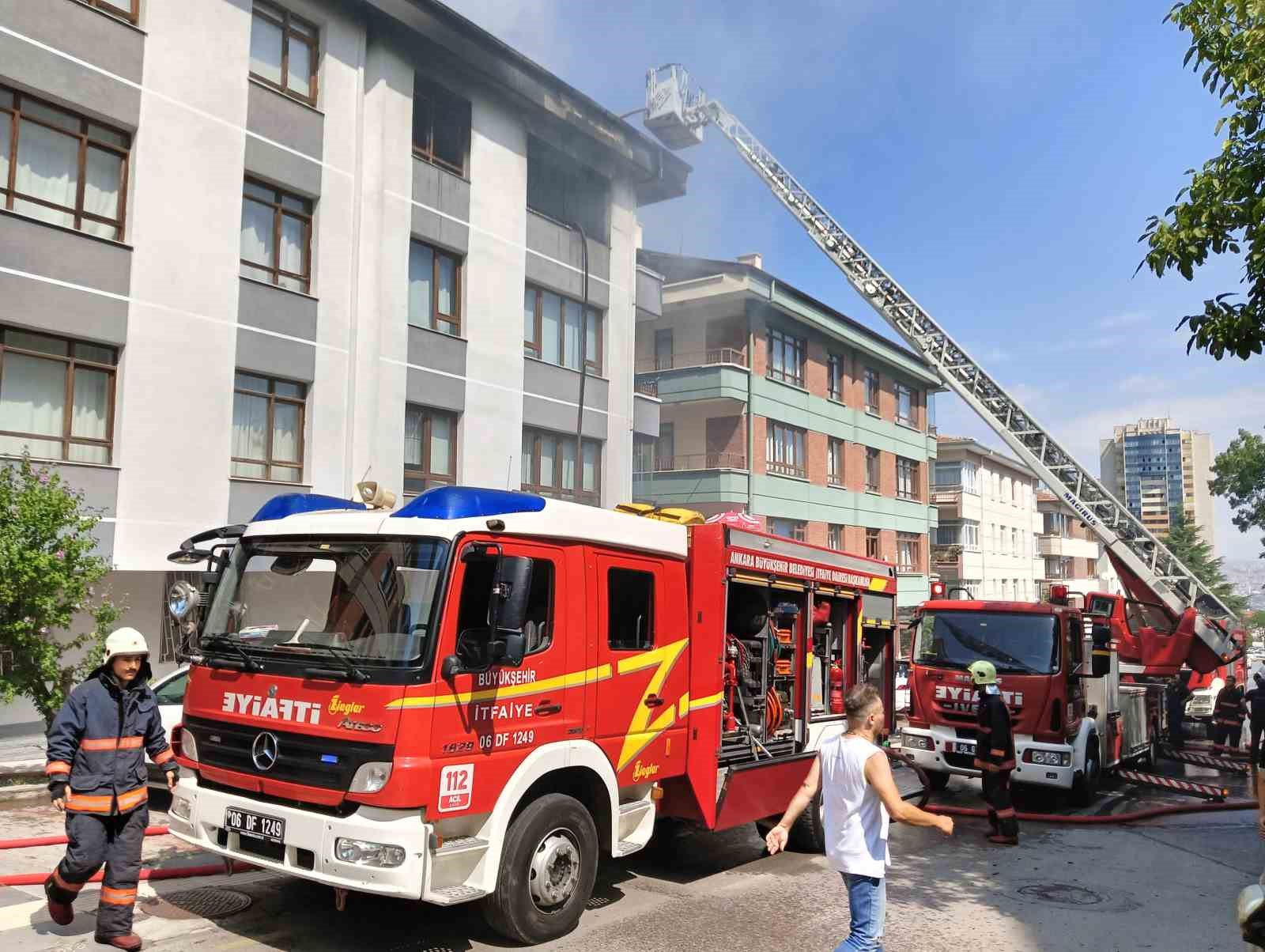 Yangında mahsur kalan anne ile çocukları, komşularının yardımıyla kurtarıldı
