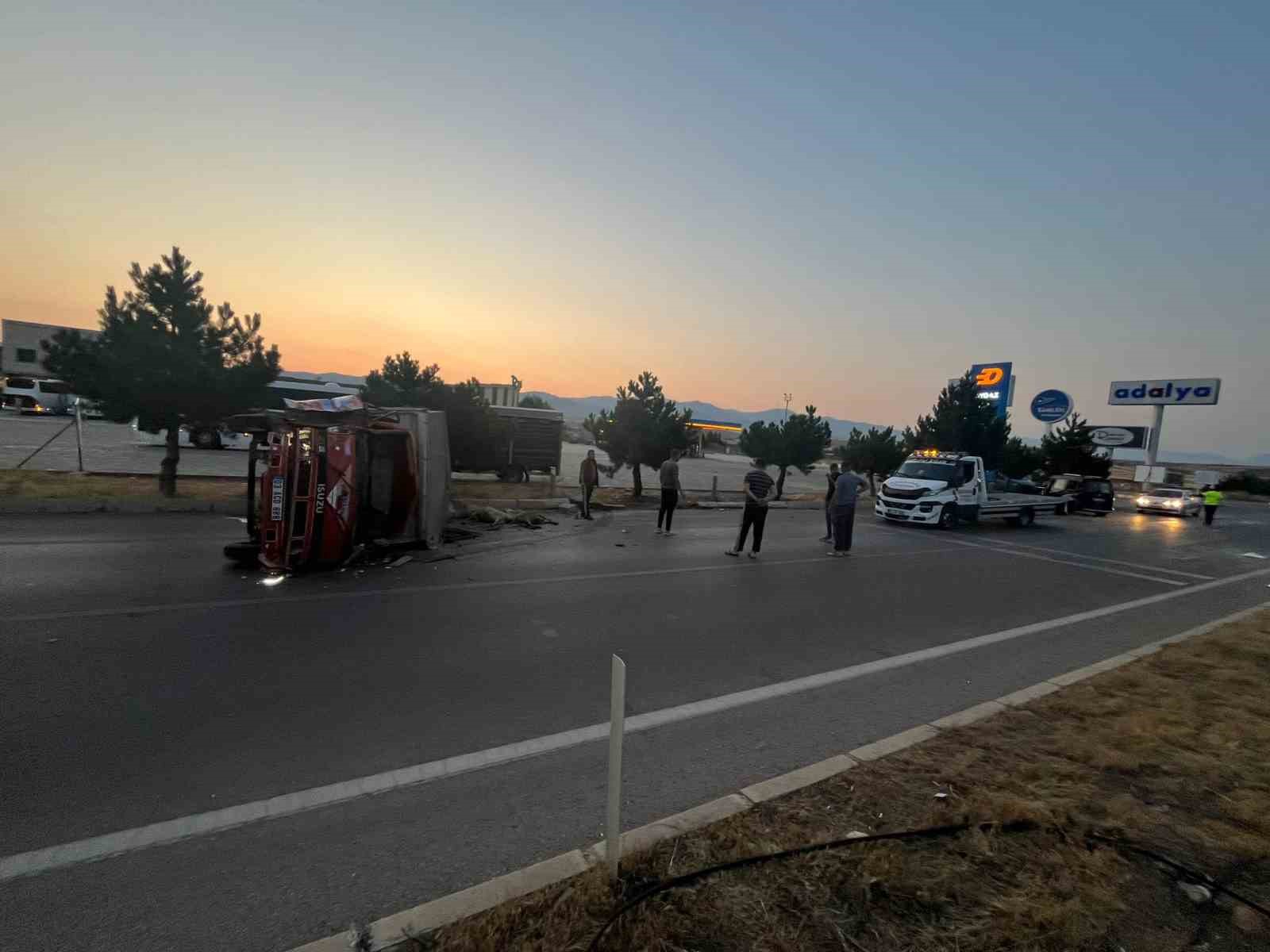 Otomobille kamyonet çarpıştı, 5 kişi yaralandı
