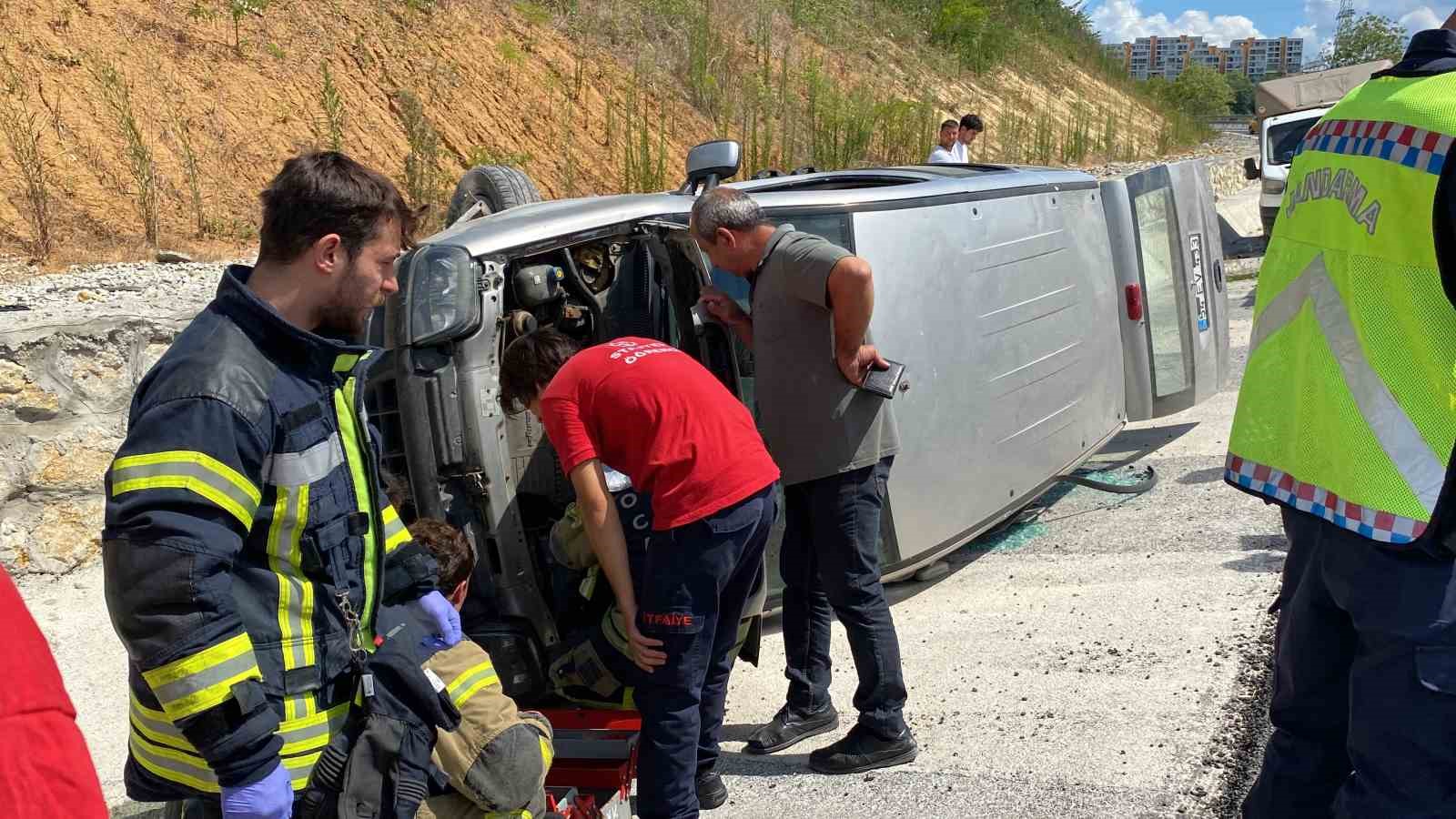 Hafif ticari araç yan yattı: 2 yaralı
