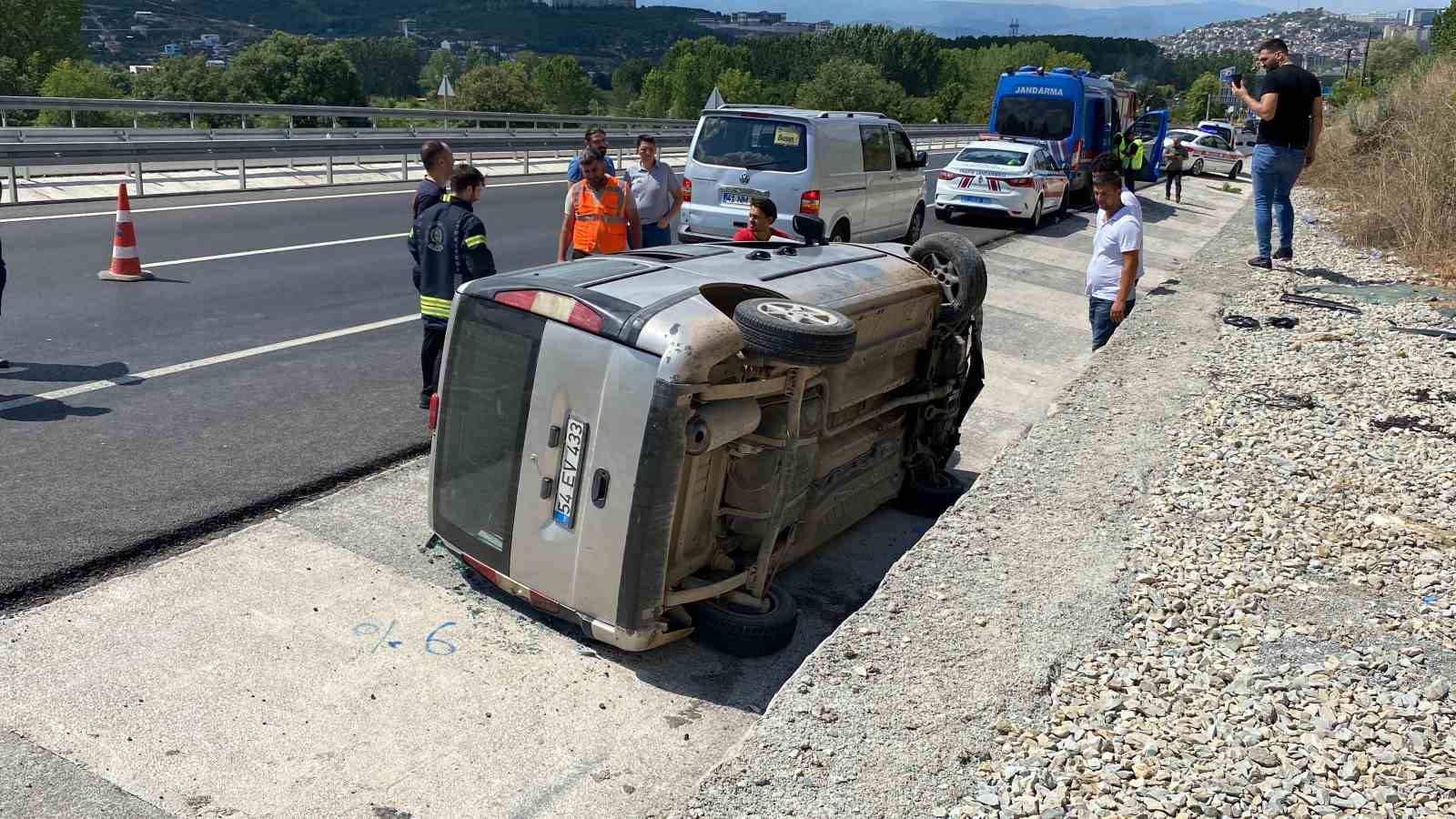 Hafif ticari araç yan yattı: 2 yaralı
