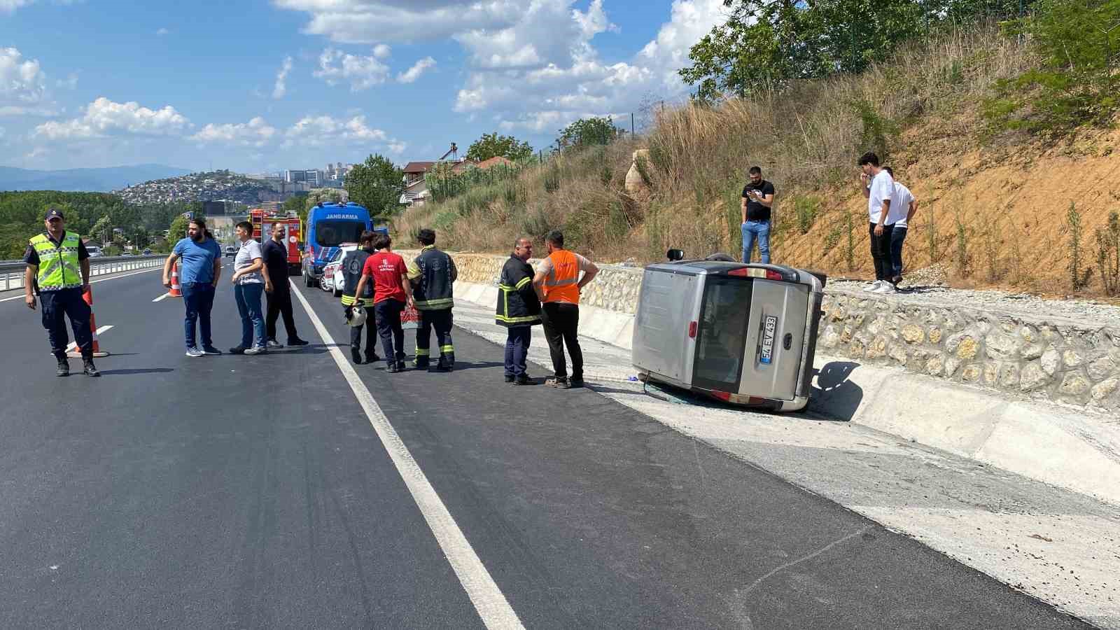 Hafif ticari araç yan yattı: 2 yaralı
