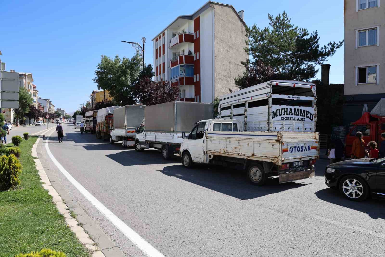 Bu kez pazarcılar eylem yaptı, belediye ve zincir marketleri suçladılar
