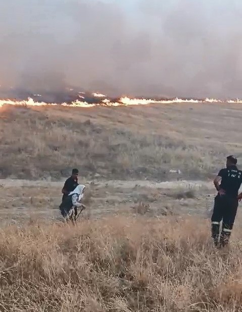 Alevlerin arasında kalan yaşlı kadını itfaiye ekipleri kurtardı
