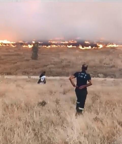 Alevlerin arasında kalan yaşlı kadını itfaiye ekipleri kurtardı
