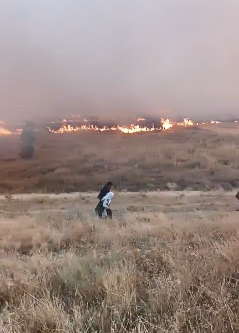 Alevlerin arasında kalan yaşlı kadını itfaiye ekipleri kurtardı
