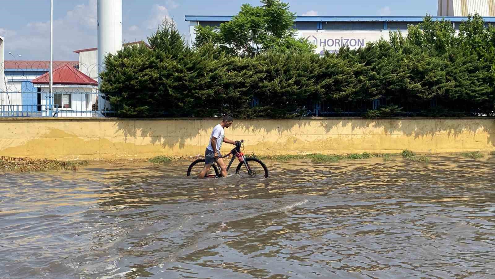 Mersin’deki sağanak araç trafiğini de olumsuz etkiledi
