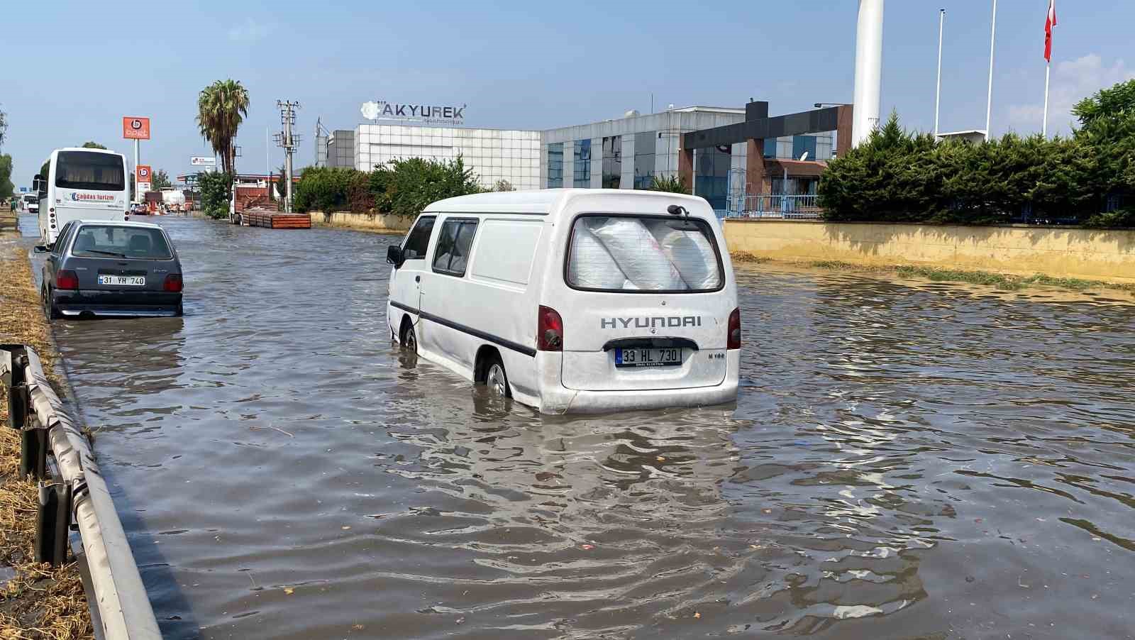 Mersin’deki sağanak araç trafiğini de olumsuz etkiledi
