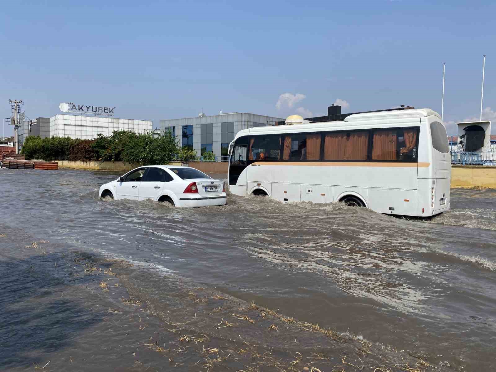 Mersin’deki sağanak araç trafiğini de olumsuz etkiledi
