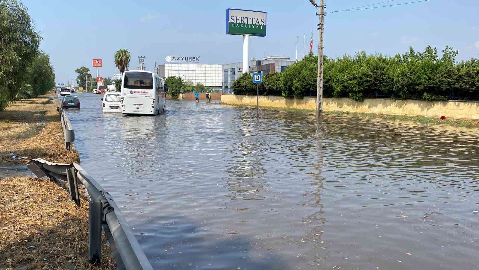 Mersin’deki sağanak araç trafiğini de olumsuz etkiledi
