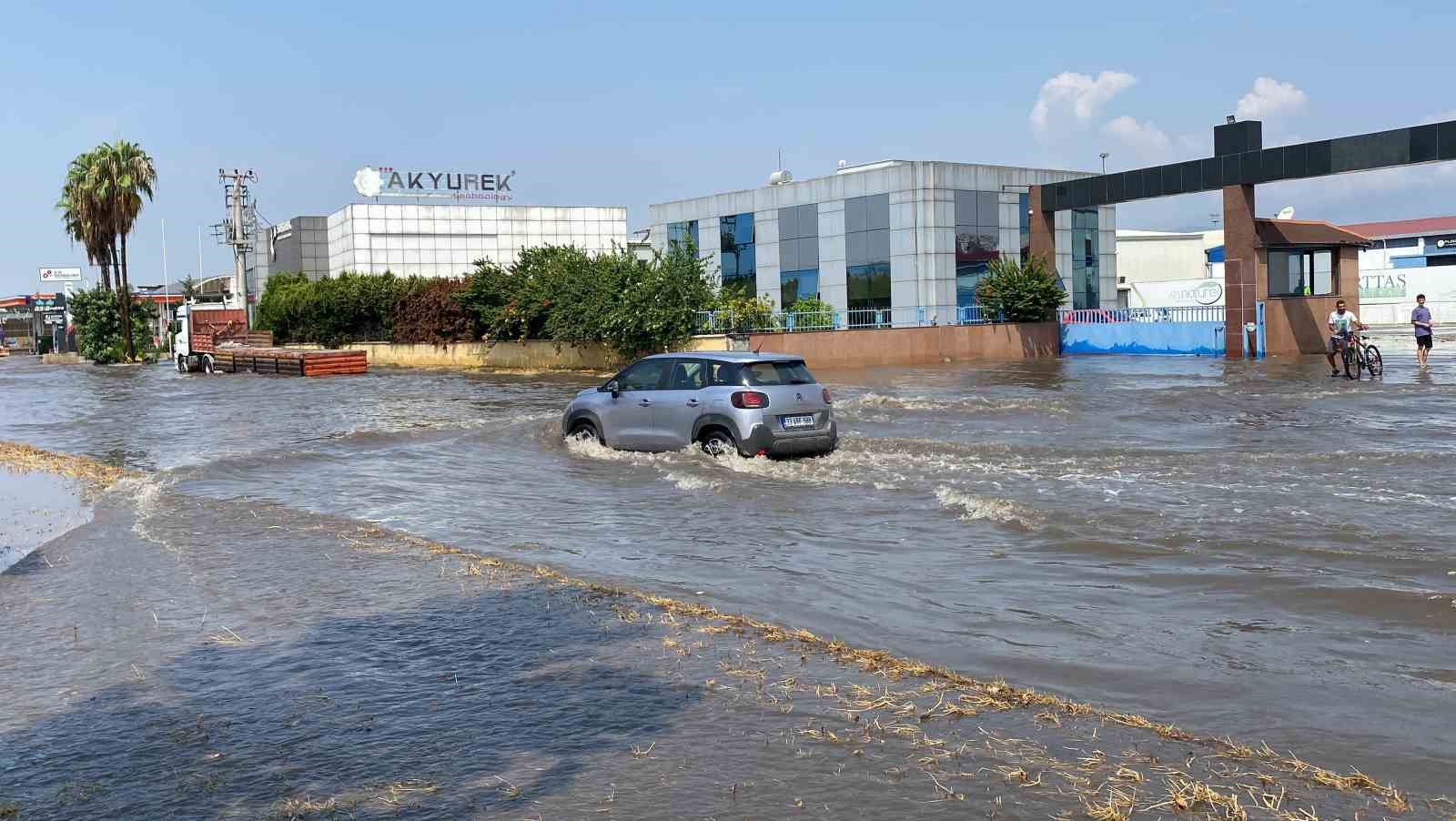 Mersin’deki sağanak araç trafiğini de olumsuz etkiledi
