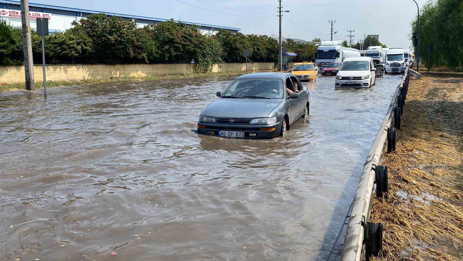 Mersin’deki sağanak araç trafiğini de olumsuz etkiledi
