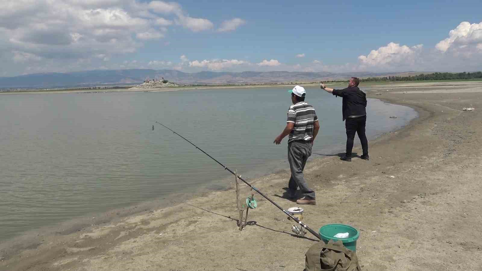 Amasya’daki Yedikır Baraj Gölü’nde kuraklıktan sular çekildi, balık ölümleri görülmeye başladı
