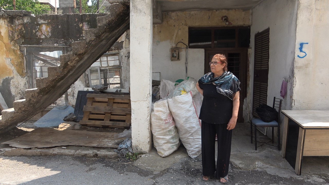 Mersin’de sağanak yağış sonrası bir evin damı çöktü
