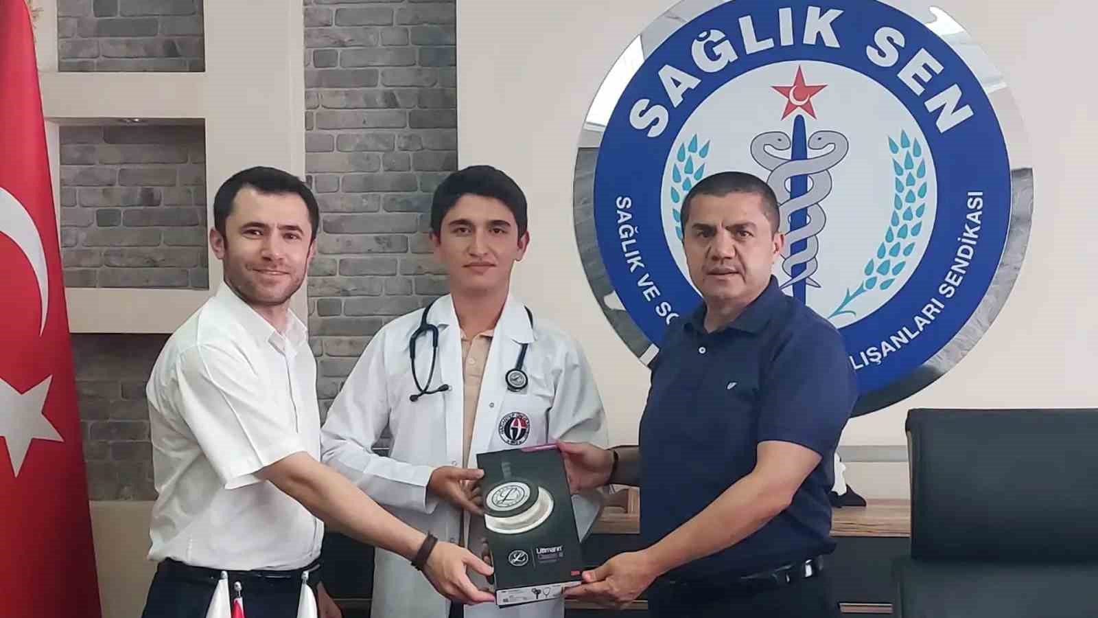 Tıp fakültesi öğrencilerinin ilk stetoskopu Sağlık Sen’den
