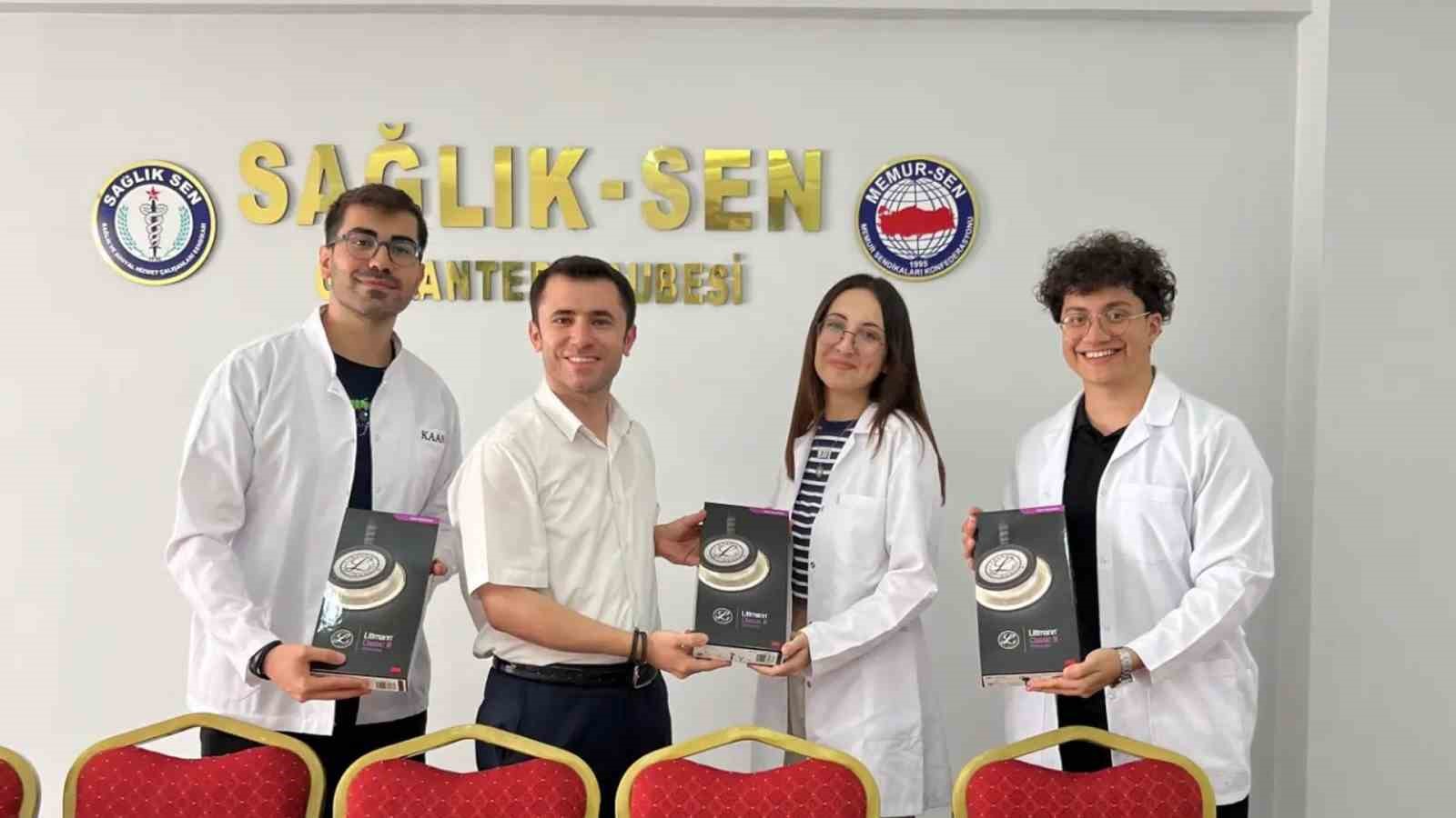 Tıp fakültesi öğrencilerinin ilk stetoskopu Sağlık Sen’den
