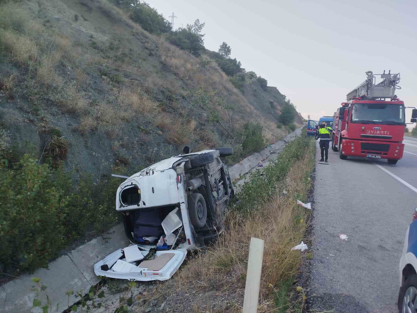 Devrilen araçta bulunan aynı aileden 4 kişi yaralandı
