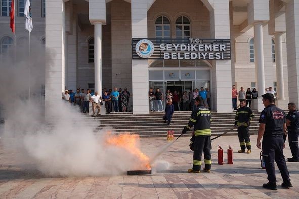 Belediye personeline verilen yangın tatbikatı gerçeği aratmadı
