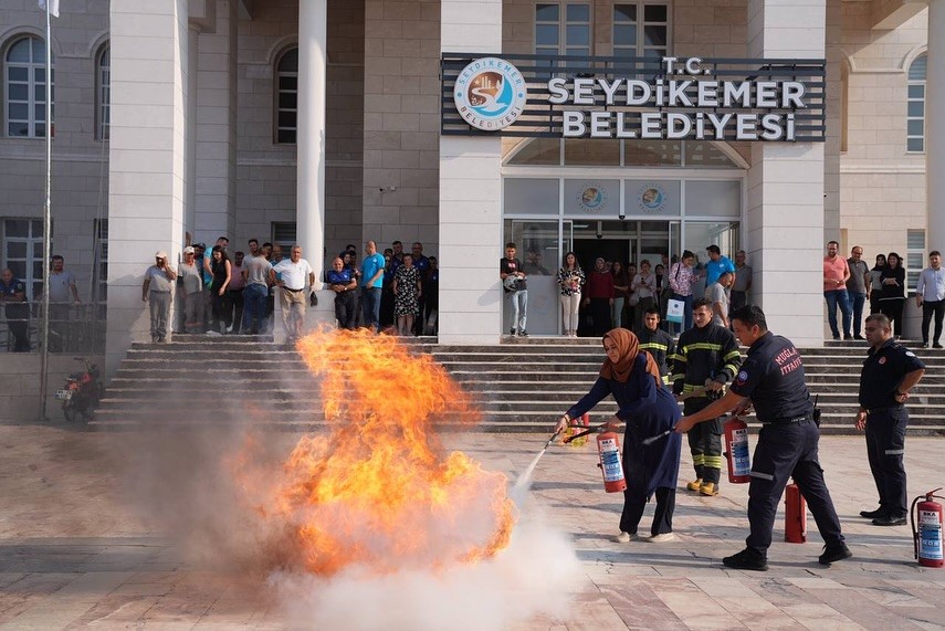 Belediye personeline verilen yangın tatbikatı gerçeği aratmadı
