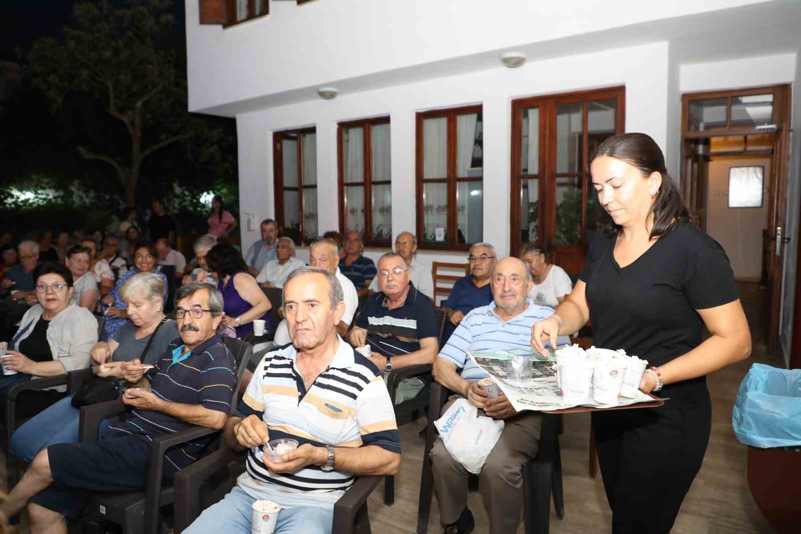 Büyükşehir Belediyesi 100 Yaş Evinde yazlık sinema günleri
