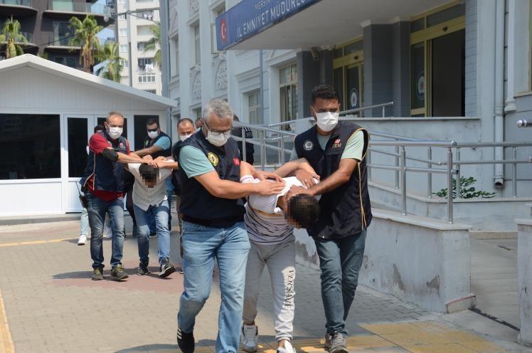 Sahilde terör halayı çeken 10 şüpheli tutuklandı
