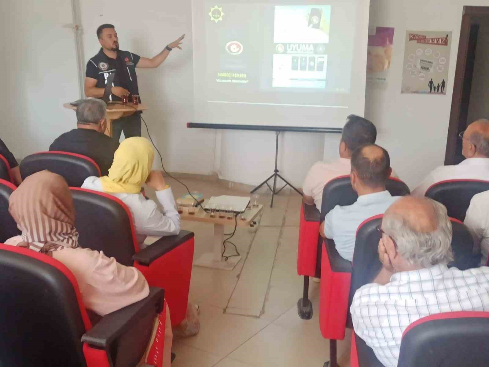 Tuşba’daki muhtarlara ‘bağımlılıkla mücadele eğitimi’ verildi
