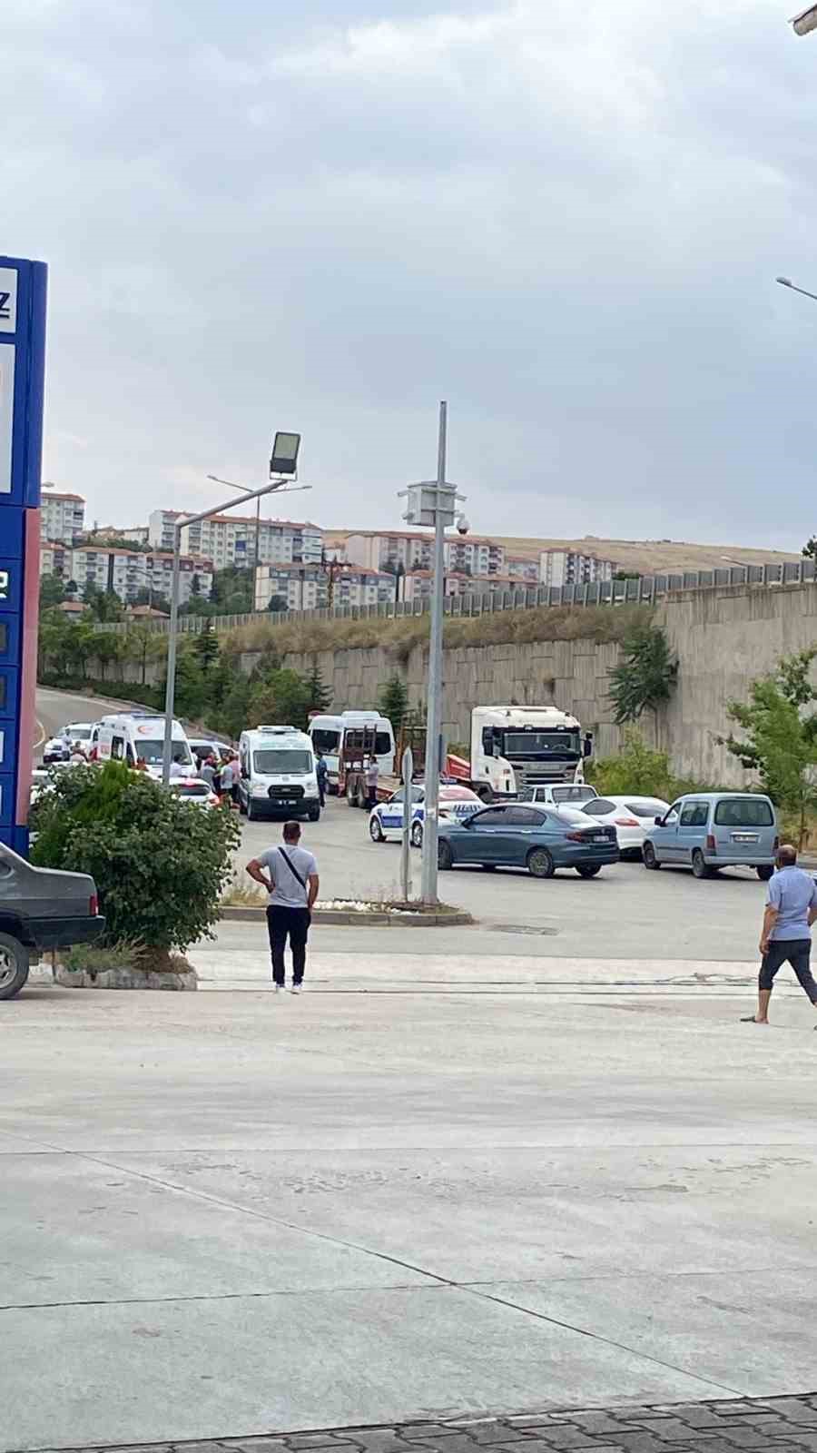 Seyahat halindeyken fırlayan tır tekerleği can aldı
