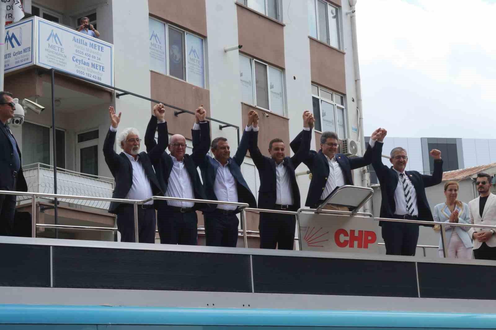 CHP Genel Başkanı Özgür Özel’den Ahmet Akın’a övgüler
