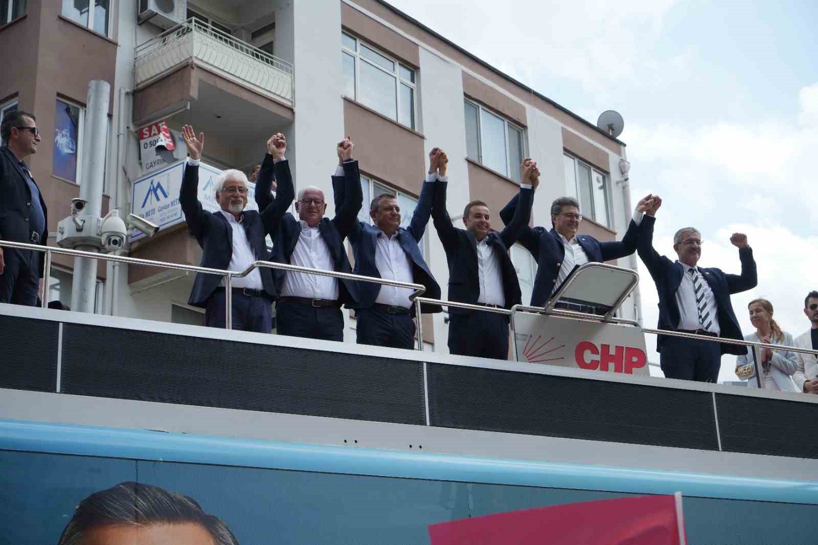 CHP Genel Başkanı Özgür Özel’den Ahmet Akın’a övgüler
